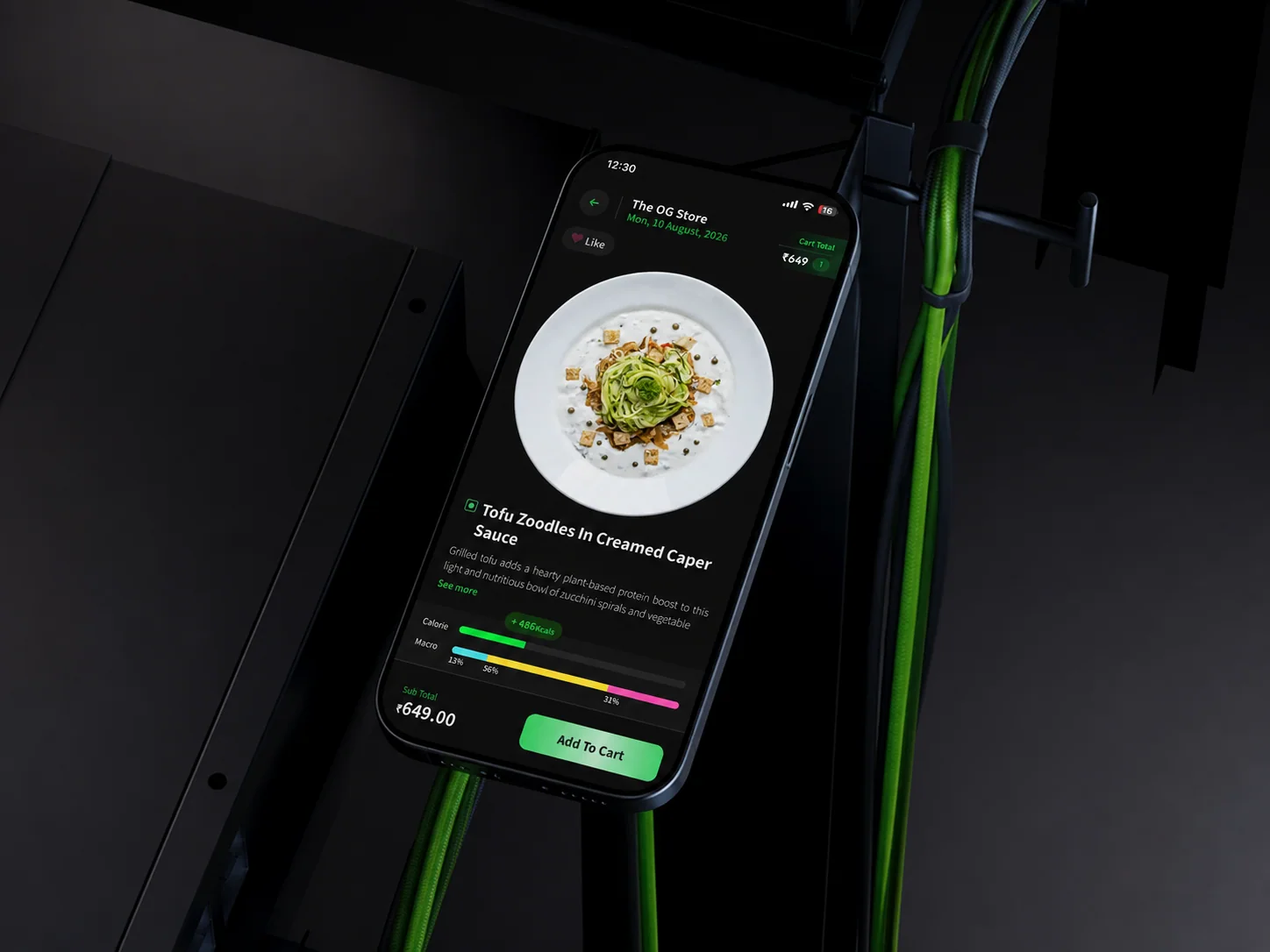 OG Nutrition native app showing a meal, calorie information and live macro balance against a dark technical background.